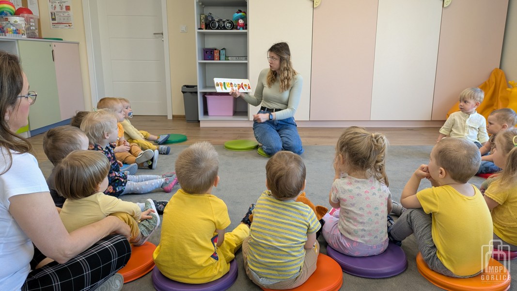 Biblioteka Gorlice, Żłobkowicze słuchają opowiadania o bardzo głodnej gąsienicy